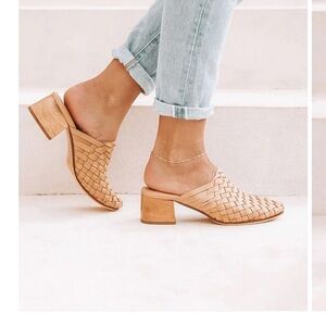 New Liberte Leather Bondi Woven leather Tan Block Heel Mules.  Size 9